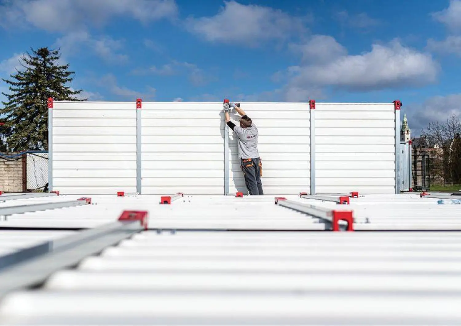 KOPF – Containerboxen – Das Bild zeigt die Montage eines Wandsystems aus Dämmbetonsteinen (ICF) mit spezieller Aussteifung. ICF-Systeme verwenden ineinandergreifende Schaumstoffplatten als dauerhafte Schalung für Beton und bieten so eine hohe Wärmedämmung und Tragfähigkeit.