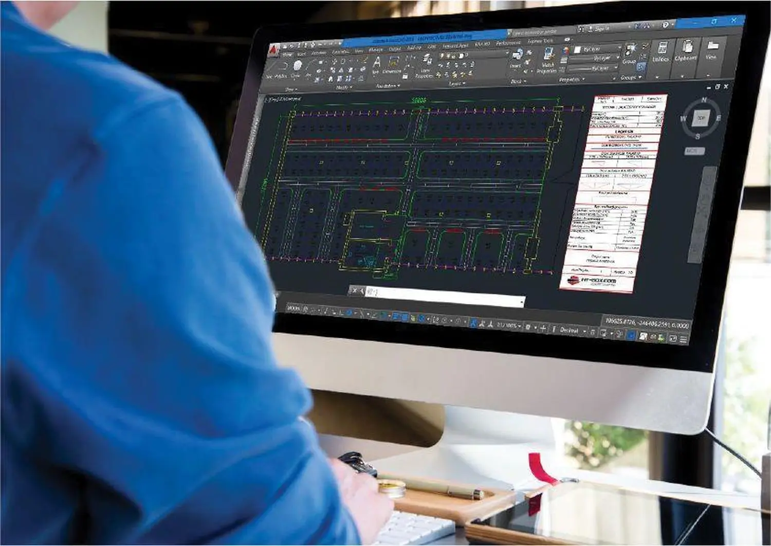 KOPF – Containerboxen – Das Bild zeigt eine Person, die mit CAD-Software, genauer gesagt ZWCAD, an einem Monitor an technischen Zeichnungen arbeitet.